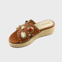 Sandales compensées à clous métalliques pour femmes, talons mi-hauts, décontractées, à enfiler, semelle plateforme en paille tressée, mules de plage