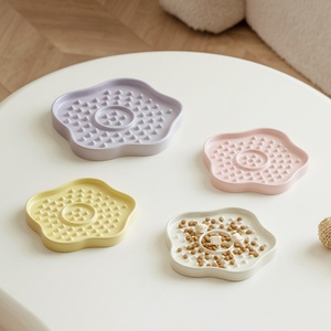 Assiettes à lécher anti-étouffement en céramique pour chats et chiens, bol à lécher en forme de fleur pour chats, chiens et <span class=keywords><strong>animaux</strong></span> - Product Image 1