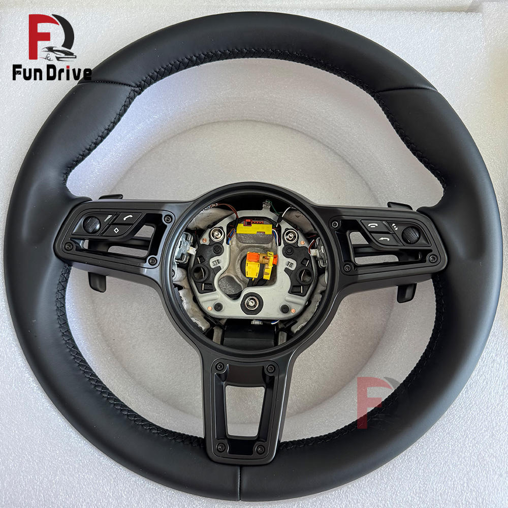 หนังแท้สีดำพร้อมหมุดตกแต่ง 1