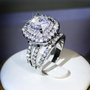 Anello a goccia con zirconi quadrati per donna, gioielli scintillanti per matrimoni e feste - Product Image 1