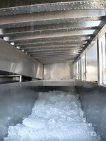 Machine à glace en cubes haute productivité 2 tonnes par jour à usage industriel avec certification CE, dotée d'un moteur, d'une engrenage et d'un PLC essentiels