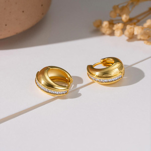 Boucles d'oreilles créoles géométriques plaquées or en alliage de cuivre avec zircon serti griffe, bijoux de mode pour soirée - Product Image 1