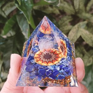 Ornement pyramidal en résine avec pierres de cristal, cadeau de décoration pour la maison avec Lapis Lazuli et boule de cristal blanc pour présentation sur bureau - Product Image 4