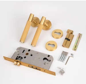 มือจับประตูแบบก้านโยกทรงกลม แข็งแรงทนทาน สีบรอนซ์ทองเหลือง ลายกันรอยขีดข่วน พร้อมชุดล็อคและโรเซตต์ สำหรับประตูภายใน - Product Image 5