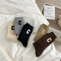 Chaussettes de sport d'hiver épaisses personnalisées Xiangyi pour femmes, haute qualité, jacquard, lettres, respirantes, tricotées, avec revers intégré
