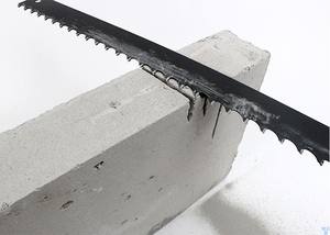 Sierra de mano industrial profesional con mango de madera y dientes de carburo de tungsteno para cortar espuma, hormigón y bloques de cemento - Product Image 3