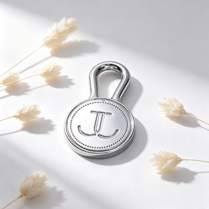 Étiquettes métalliques personnalisées en alliage de zinc à motifs variés, breloques logo plaquées multi-formes pour la décoration de vêtements et sacs - Product Image 2
