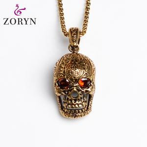 Colgante de Calavera Tallada Chapado en Oro con Ojo de Cristal Rojo, Joyería de Moda Gótica Punk Vintage de Acero Inoxidable para Hombres y Mujeres - Product Image 1
