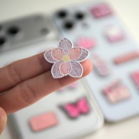 Nouveaux autocollants pour téléphone en émail souple, esthétique rose 2026, motifs arabes et féminins gravés sur mesure, stock usine disponible, décoration de téléphone