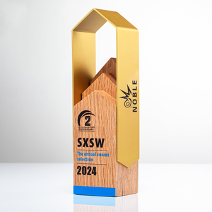 Trophée Noble en bois avec accent géométrique en métal doré Prix de forme unique pour les cérémonies d'anniversaire d'entreprise et de remise de prix annuelles - Product Image 4
