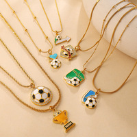Collier pendentif football plaqué or avec zircon transparent et émail, bijou sportif en forme de trophée et de cœur pour les fans de football (hommes et femmes)