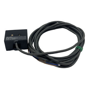 E2K-L26MC1 Cylindrical Long-Range Capacitive Proximity Sensor 26mm Detects Metal and Non-Metal Liquid <b>Levels</b> - Product Image 2