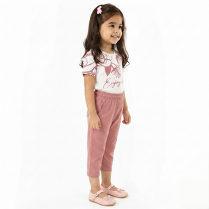 Ensemble deux pièces décontracté pour enfants : T-shirt à manches courtes en jersey simple de coton imprimé et pantalon long – Doux, respirant, pour le quotidien - Product Image 4