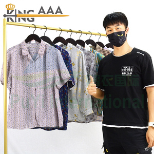 Abbigliamento Usato per Anziani in Balle all'Ingrosso, Magliette e Camicie in Cotone Morbido di Seconda Mano per Uomini e Donne, Stile Classico, Vestiti Usati dagli USA - Product Image 1
