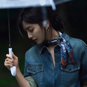 Élégant foulard carré en polyester pour femme, nouvelle collection printemps 2025, idéal à porter avec des chemises, autour du cou ou pour la coiffure - Product Image 4