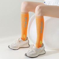 Chaussettes de yoga pour femmes OEM colorées, respirantes, en spandex/nylon/coton, tricotées, antidérapantes, pour la course en plein air, chaussettes de compression