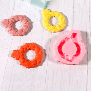 Moule en silicone multi-artisanat TangChu avec motif couronne et papillons pour bougies, savons, créations en plâtre et décorations artisanales pour la maison - Product Image 3