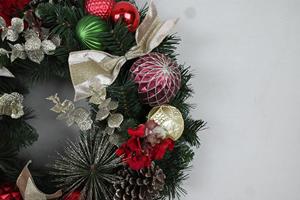 Ventes chaudes, décorations de fenêtre extérieures personnalisées de luxe, couronne de Noël artificielle avec des pommes de pin - Product Image 3