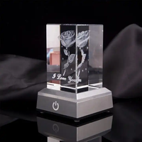 Vente en gros de cadeaux pour la Saint-Valentin en cristal à lumière LED cube en cristal rose 3D gravé au laser cristal vierge avec base