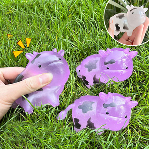 Balle anti-stress en TPR super douce et changeante de couleur en forme de vache, jouet à presser portable en maltose, cadeau créatif pour tous les âges, soulage le stress - Product Image 1