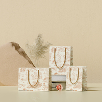 Sacs en papier kraft personnalisés durables en gros avec logo imprimé noir et blanc pour mariage, sacs cadeaux recyclables réutilisables avec poignées longues