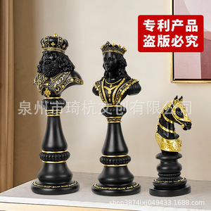 Pions d'échecs en résine noir et or, design luxueux pour la décoration de la maison et les cadeaux - Product Image 1