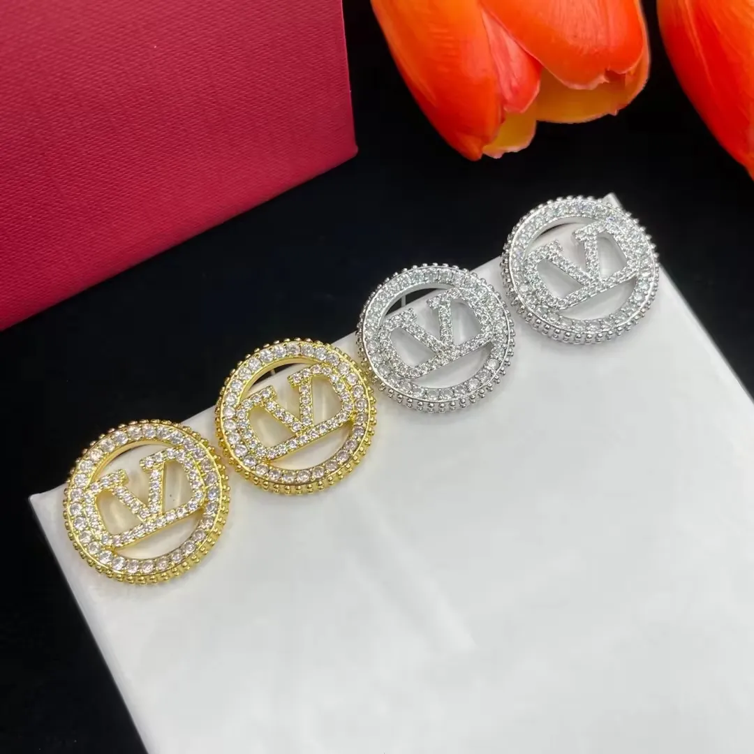 2024 bán buôn thương hiệu nổi tiếng lấy cảm hứng từ chất lượng cao sang trọng mạ vàng thương hiệu nổi tiếng đồ trang sức Zircon thiết kế kim cương Stud Bông tai