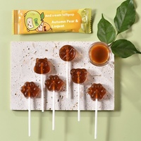 Bonbons gélifiés durs fruités pour enfants, faits à la main, à base de pâte concentrée de poire et de myrtille, selon une méthode ancienne, cuits pendant 16 heures
