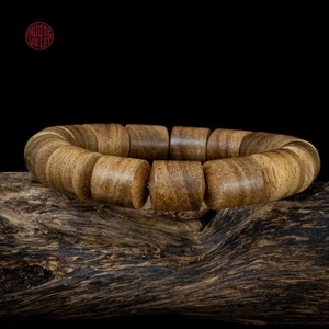 Bracelet de méditation en perles de bambou Lu Thong en bois d'agar naturel de qualité supérieure 12 mm Oud - Product Image 4