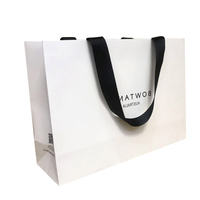 Sacs en papier en carton imprimés personnalisés de marque de luxe au détail pour les poignées de vêtements d'affaires avec vos propres logos sac cadeau à provisions