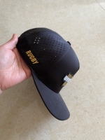 Casquette de golf OEM de haute qualité, verte, imperméable, avec patch en caoutchouc PVC perforé au laser, personnalisée, 5 panneaux, avec cordon, style A-Frame