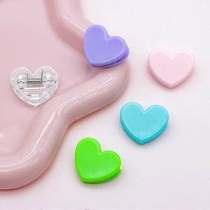 Clips de Plástico Pequeños en Forma de Corazón Coloridos, Mini Clips Decorativos para Carpetas de Oficina, Portafotos para Bodas - Product Image 1