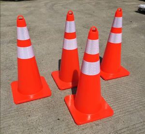 Cônes de signalisation routière <span class=keywords><strong>en</strong></span> caoutchouc à déviation rapide, réfléchissants, pour la sécurité des travaux routiers et l'avertissement de circulation sur glace - Vente <span class=keywords><strong>en</strong></span> gros usine - Product Image 1