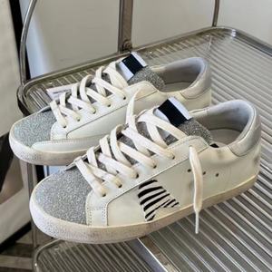 รองเท้าวิ่งเดินลำลองหนังแท้คุณภาพสูงระบายอากาศดี รุ่นฮิตปี 2026 สีเงิน แฟชั่นสำหรับผู้ชาย - Product Image 1