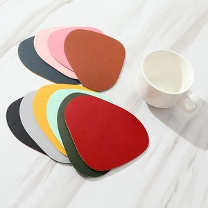 Sous-verres en cuir PU personnalisés en gros pour boissons, tapis de protection irrégulier double face imperméable et antidérapant pour café et thé - Product Image 1