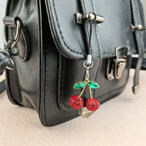 Llavero <span class=keywords><strong>de</strong></span> cadena <span class=keywords><strong>de</strong></span> teléfono <span class=keywords><strong>de</strong></span> cereza hecho a mano para mujer/niña, bonitos diamantes, fruta brillante, mochila <span class=keywords><strong>de</strong></span> aleación <span class=keywords><strong>de</strong></span> lujo, decoración llavero personalizado - Product Image 5
