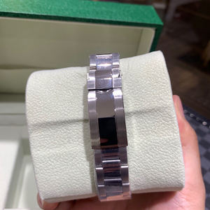 Sublimé par la luminescence bleu glacé, même dans la nuit, il peut afficher une brillance éblouissante. Montre mécanique - Product Image 6