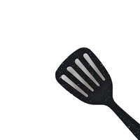 Ustensile de cuisine en gros : Spatule ajourée antiadhésive en acier inoxydable avec manche en nylon et TPR, légère, écologique, antidérapante, noire