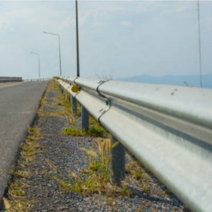 Barriera di traffico del Guardrail dell'autostrada ad alte prestazioni progettata per l'uso dell'autostrada e la protezione ad alta velocità - Product Image 2