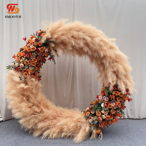 Arche de fleurs en herbe de la pampa rose circulaire douce faite à la main par LEDA pour la décoration de fond de mariage en plein air, la Saint-Valentin - Product Image 1