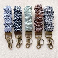 En gros, Porte-clés ouvre-bouteille en métal Panda au design à carreaux élégant, avec dragonne extensible style scrunchie