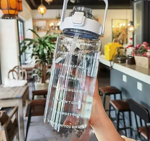 ขวดน้ำพลาสติกสำหรับออกกำลังกายขนาดใหญ่ 64 ออนซ์ (2 ลิตร) แบบดื่มได้โดยตรง เป็นมิตรกับสิ่งแวดล้อม โปร่งใส พร้อมข้อความสร้างแรงบันดาลใจ - Product Image 2