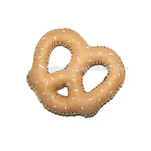 2024 nuevas ventas calientes regalos de tela de moda artesanías de comida cracknel ecológico hecho a mano fieltro francés al por mayor pretzels niños juguetes suaves