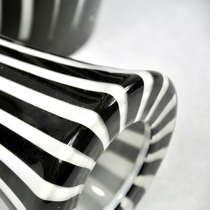 Vases en verre hauts noirs et blancs en gros pour restaurant - Product Image 3