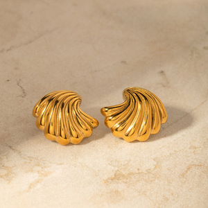Pendientes de botón con forma de concha dorada, chapados en oro de 18k, joyería de moda para mujer, diseño elegante en forma de onda, pendientes llamativos. - Product Image 2