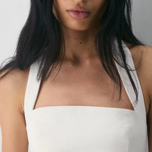 Top court élégant blanc à col halter et coupe ajustée sans manches - Tenue minimaliste pour le bureau et les soirées - Product Image 5