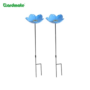 GARDMATE Lot <span class=keywords><strong>de</strong></span> 2 mangeoires à oiseaux en fonte avec motif <span class=keywords><strong>de</strong></span> fleurs « Oublie-moi-pas » avec des dimensions <span class=keywords><strong>de</strong></span> 14x14x75 cm pour les oiseaux sauvages à usage extérieur - Product Image 1