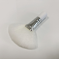 Witte superzachte gezichtsreinigingsborstel met dik, pluizig, veganistisch haar, handvat voor concealer en lippenbalsem.