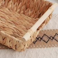 Panier de rangement rectangulaire en jonc de mer tressé avec poignées en bois pour bureau, table basse, cosmétiques, clés et collations - Écologique