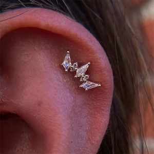 Pendientes de cartílago CANNER S925 de plata de ley con baño de rodio, circonita en forma de cometa y corona, parte trasera plana y rosca. - Product Image 5